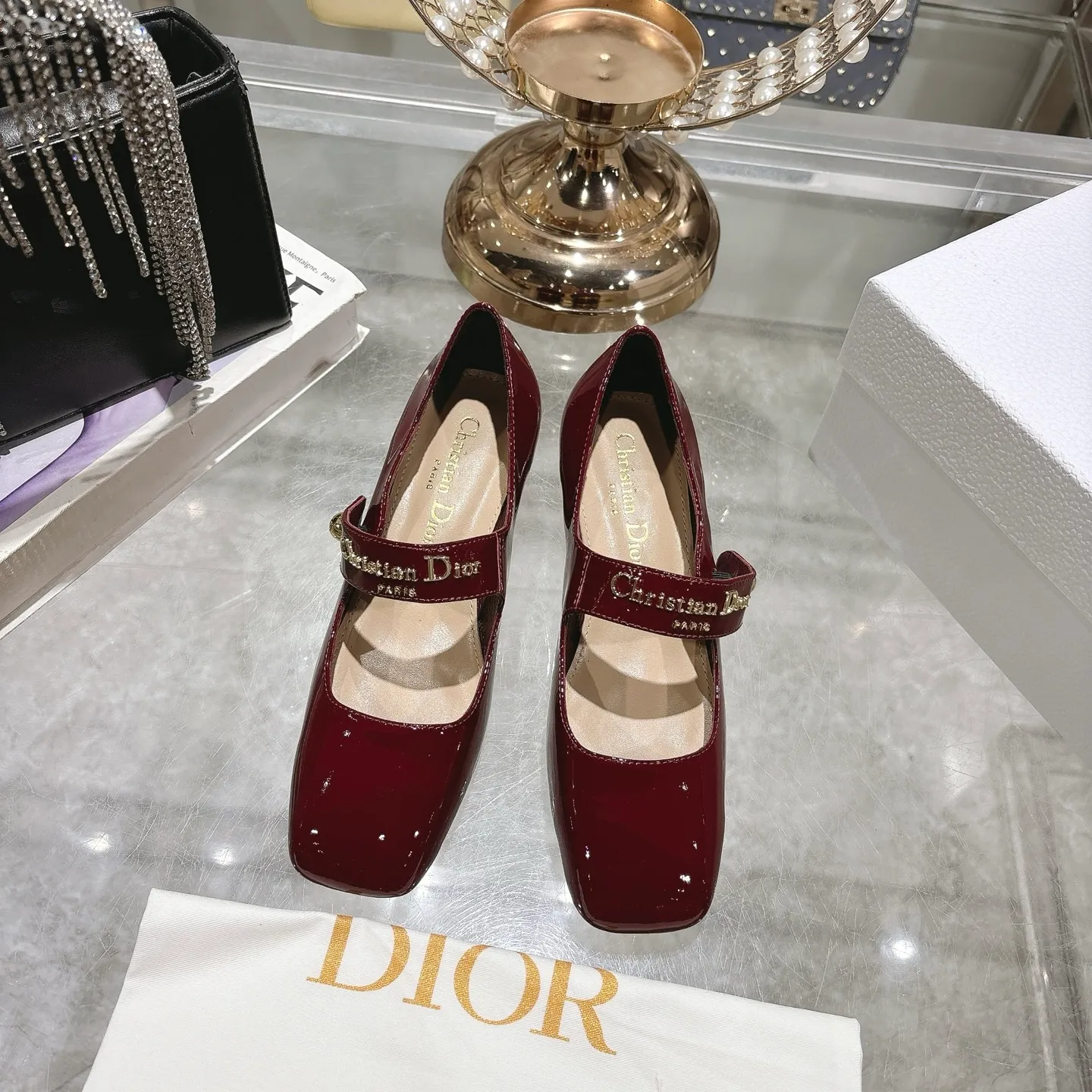 💕💕Factory direct selling price p560💕💕 💕25ss early spring new Dior Dior D-My hardware letter square toe high heels 👠This My Dior high heels are a new product in the 2025 spring and summer ready-to-wear series, showing exquisite elegance. Carefully crafted from cow leather, it is embellished with gold buckles and a metallic Christian Dior Paris logo, making it highly recognizable and highlighting Dior's extraordinary craftsmanship. Graphic style heels complement each other, making the fashionable design more elegant. Upper: cow patent leather. Inner foot pad: sheepskin. Sole: Italian genuine leather outsole. Heel height: 4cm 7.5cm. Size: 35-39 (34.40.41. Customized items are non-refundable)